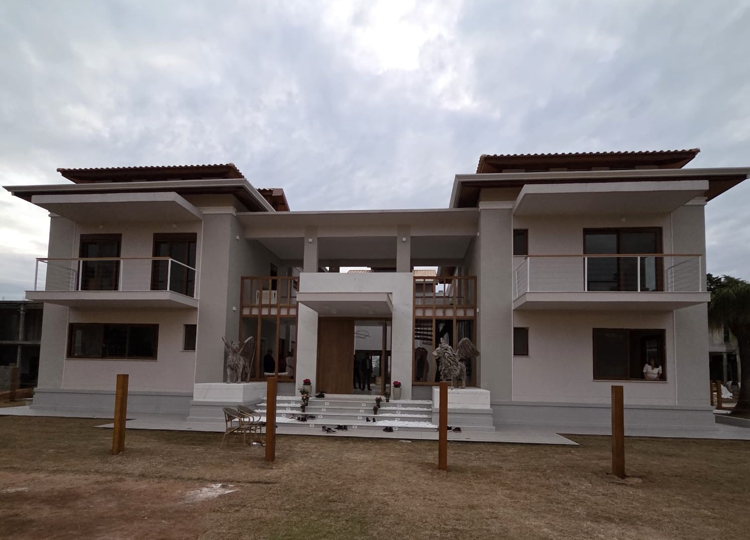 Obra em andamento com equipe técnica analisando planta no canteiro